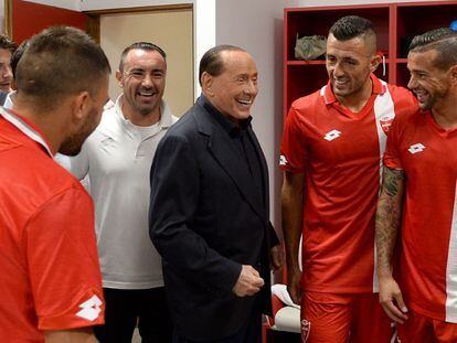 Silvio Berlusconi, en el vestuario de los jugadores del Monza en 2020.