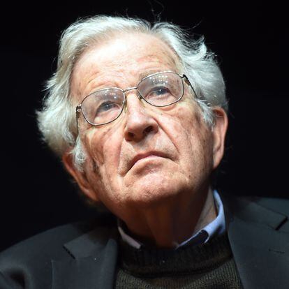 The US american social critic Noam Chomsky delivers a speech in the Center for Art and Media in Karlsruhe, Germany, 30 May 2014. Photo: Uli Deck/dpa | usage worldwide   (Photo by Uli Deck/picture alliance via Getty Images)