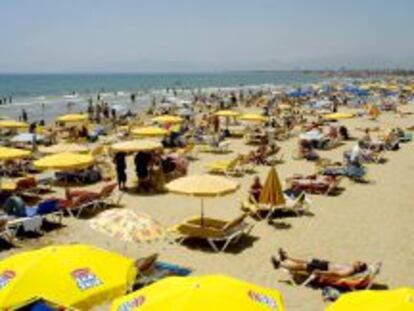 Turistas en la playa de Salou (Tarragona).