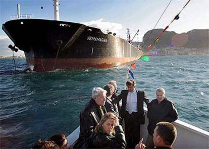 Representantes de la Unión Europea inspeccionaron ayer las labores que realiza el petrolero Vemamagna en la bahía de Algeciras.