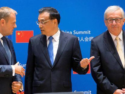 Donald Tusk y Jean-Claude Juncker junto al primer ministro chino, Li Keqiang, en la última cumbre bilateral de 2017. 