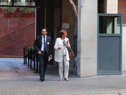 Un funcionario y una abogada de la Generalitat salen del cuartel de la Guardia Civil este miércoles.