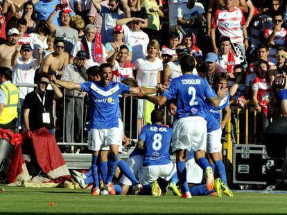 Los jugadores del Almer&iacute;a celebran el gol de Verza al Granada
