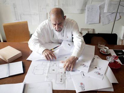 El arquitecto &Aacute;lvaro Siza, en su estudio con los planos de la exposici&oacute;n. 