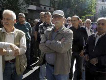 Decenas de pensionistas participan en una manifestaci&oacute;n frente al Ministerio de Sanidad ene Atenas (Grecia) para protestar contra los recortes de sus pensiones.