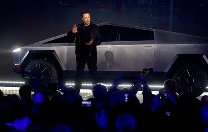 El director ejecutivo de Tesla, Elon Musk, presenta el Cybertruck en el estudio de diseño de Tesla en California, en 2019.