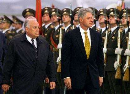 Víctor Chernomyrdin pasa revista a las tropas junto a Bill Clinton durante una visita de éste a Moscú en 1998.