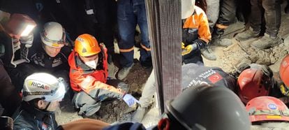 Un grupo de Ericam rescataba junto a los rescatistas turcos a una mujer sepultada bajo los escombros, casi siete días después del terremoto que azotó Turquía. 