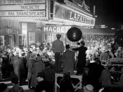 Ambiente en el estreno de 'Macbeth', de Orson Welles, en 1936 en el teatro Lafayette de Nueva York.,