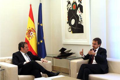 Zapatero (derecha) charla con el alcalde de Barcelona, Jordi Hereu, ayer en La Moncloa.