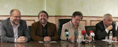 El alcalde de Gondomar, Antón Araúxo, y Guillerme Vázquez (los dos primeros por la derecha), junto a otros dirigentes del BNG.