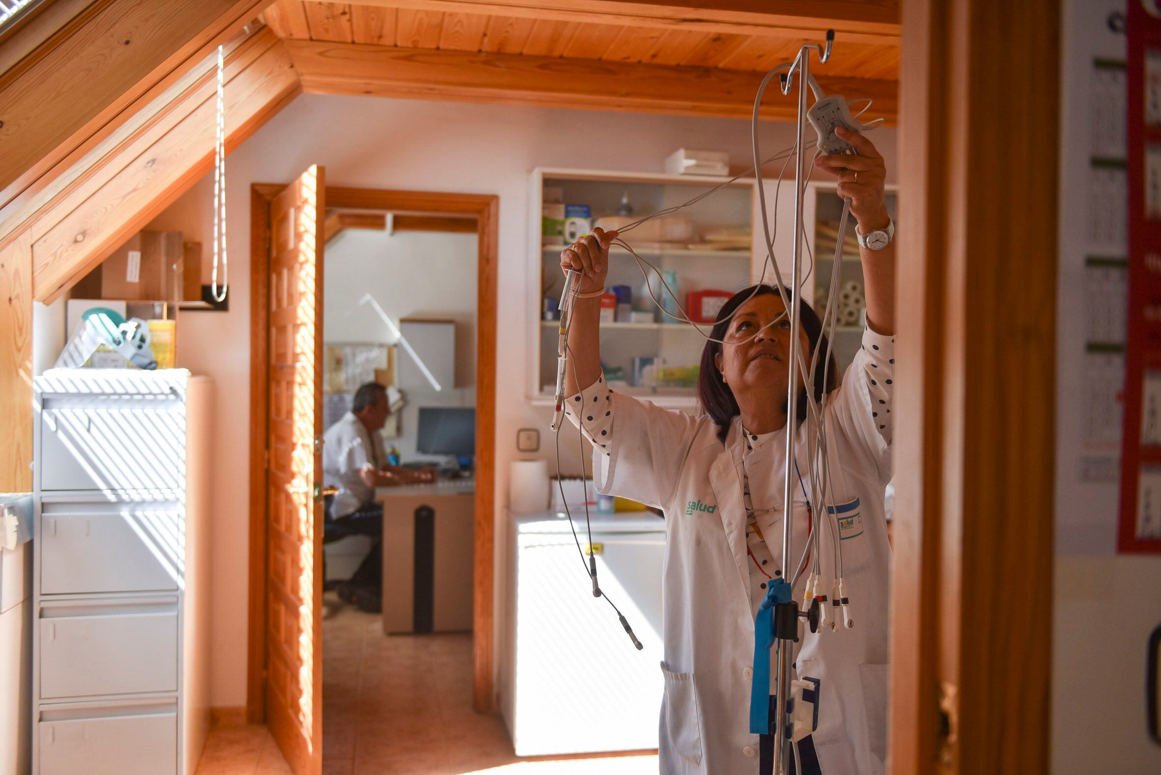 La enfermera Magalí Thacco prepara el instrumental en el consultorio de Plan.