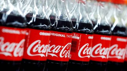 Un lineal de supermercado con botellas de Coca-Cola.