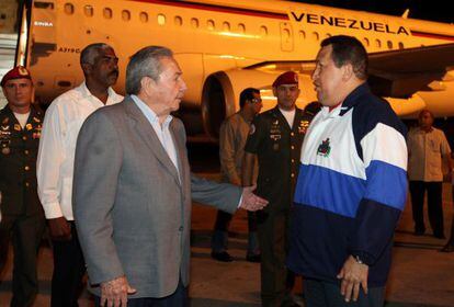 Raul Castro, a la izquierda, recibe a Chávez en el aeropuerto de La Habana, el 8 de abril