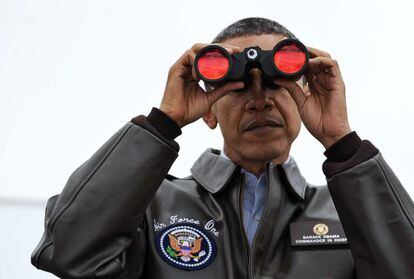 Barack Obama mira hacia Corea del Norte en la zona desmilitarizada.