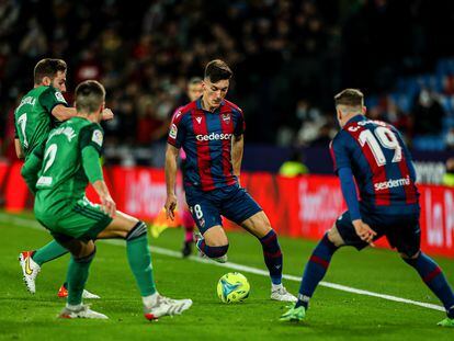 Pepelu juega el balón en el centro del campo ante los defensores de Osasuna