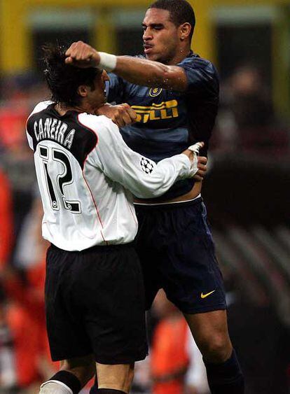 Adriano intenta golpear a Caneira durante un partido de Liga de Campeones  en 2004.