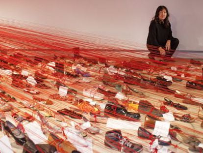 La artista Chiharu Shiota junto a su obra &#039;Over the Continents&#039;.