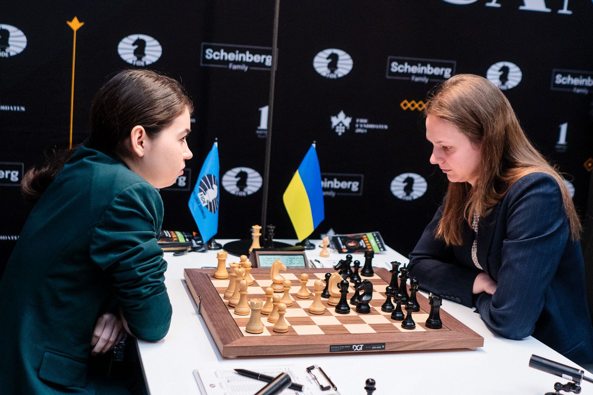 La rusa Alexandra Goriáchkina (izquierda), con la bandera de la FIDE, mira a la ucrania Anna Muzychuk durante su partida de la 2ª ronda