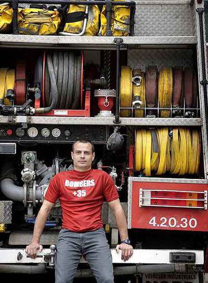 Daniel Casas, aspirante a bombero, en el parque central de los Bomberos de la Generalitat de Cataluña.