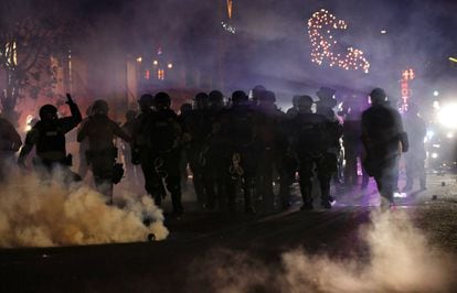 Cerca de la medianoche en Indianápolis, Indiana, el jefe de policía informó de que tres personas habían sido alcanzadas por disparos durante las protestas y una de ellas había muerto, informó el 'Indianapolis Star'. En la imagen, agentes de policía intentan dispersar a los manifestantes en Las Vegas.