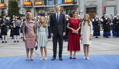 Los Reyes con sus hijas y la reina emérita, en los premios Princesa de Asturias 2019.