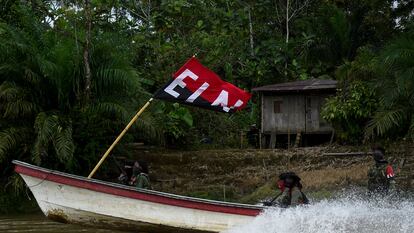 Guerrilleros del ELN en el selvático departamento del Chocó, en el Pacífico colombiano.