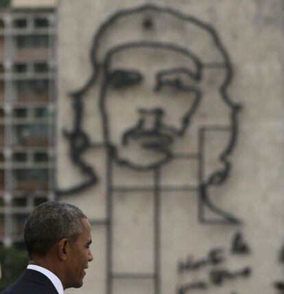 El presidente Obama junto a una imagen del revolucionario Ernesto "Che" Guevara en La Habana.