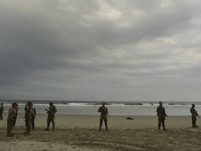 La Marina mexicana custodia el cuerpo de un migrante africano muerto en las costa de Chiapas al naufragar su embarcación.