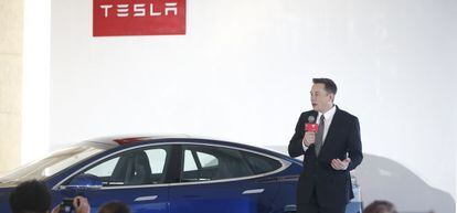 Elon Musk, fundador de Tesla, en la presentaci&oacute;n  de uno de sus coches.