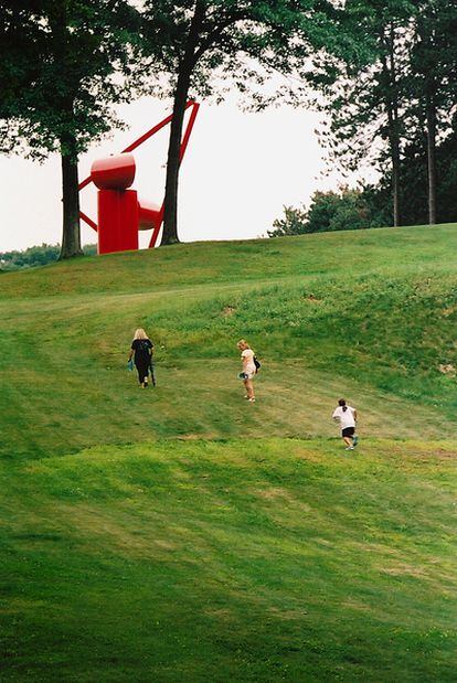 <b><i>Adam</i> (1970), de Alexander Liberman, en el jardín de esculturas de Storm King, en Nueva York</b>
