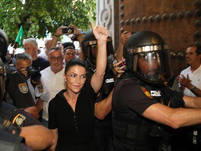 Macarena Olona, el jueves a su llegada a la Facultad de Derecho de la Universidad de Granada.