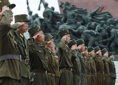 Soldados norcoreanos muestran su respeto a las estatuas gigantes de los líderes Kim Il-sung y Kim Jong-il, durante el 101 aniversario del nacimiento del fundador de Corea del Norte, Pyongyang.