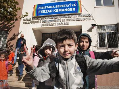 Ni&ntilde;os en la entrada de la escuela Ferzad Kemanger, en Diyarbakir.