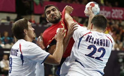 Maqueda lanza ante la oposición de dos jugadores serbios