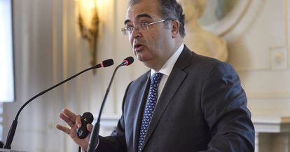 El presidente del Popular, Ángel Ron, durante una intervención, este verano.