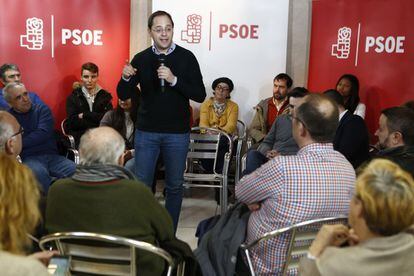 C&eacute;sar Luena, en la agrupaci&oacute;n del PSOE en Villa de Vallecas.