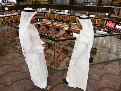 Dos hombres siguen el desempeño de la Bolsa de Kuwait, en una imagen de archivo.