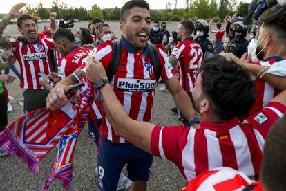 Atletico Madrid's Luis Suarez celebrates with supporters after the Spanish La Liga soccer match between Atletico Madrid and Valladolid at the Jose Zorrilla stadium in Valladolid, Spain, Saturday, May 22, 2021. Atletico won 2-1 and clinches its 11th Spanish La Liga title. (AP Photo/Manu Fernandez)