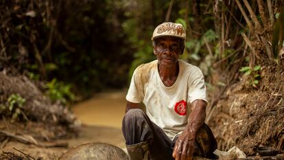 Don Polo Panameño con su batea y sus guías del oro en Cisneros, Colombia.