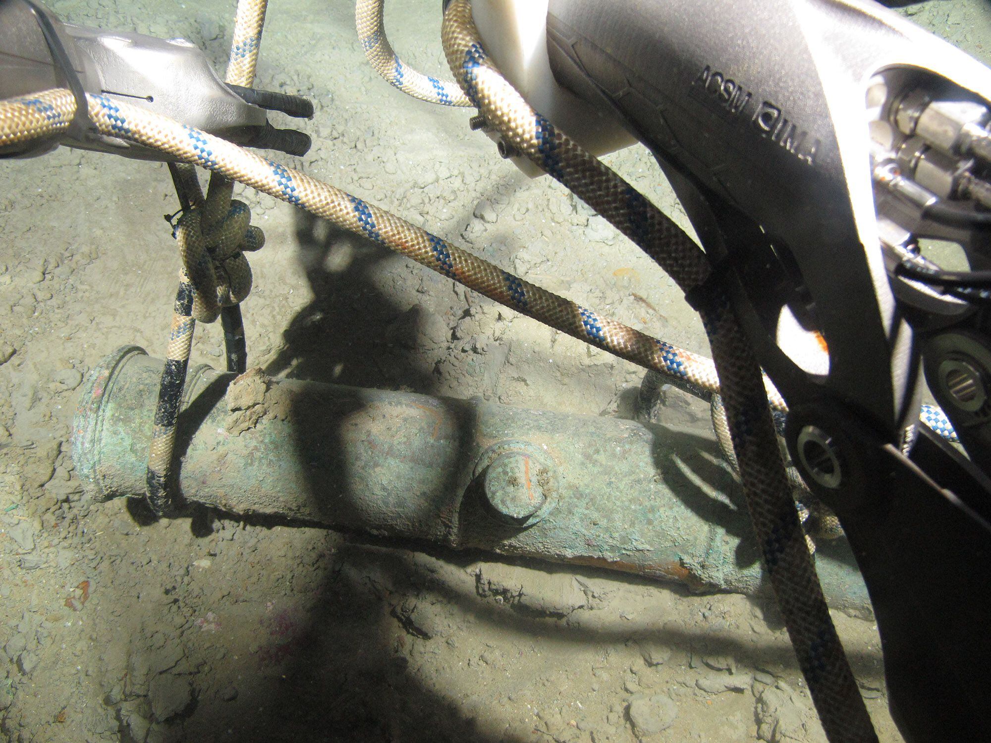Alzado de un cañón de bronce de la fragata 'Mercedes' a más de un kilómetro de profundidad