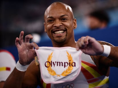 El gimnasta español Rayderley Zapata celebra su medalla de plata en la final de suelo de los Juegos Olímpicos 2020 en Tokio enseñando el babero de su hija, Olympia.