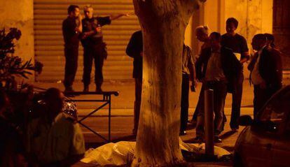 Polic&iacute;as en la escena del &uacute;ltimo crimen en Marsella, el lunes.