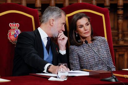 Los reyes de España, Felipe VI y Letizia, conversan mientras presiden la ceremonia de entrega del Premio Cervantes 2023 al escritor español Luis Mateo Díez este martes en el Paraninfo de la Universidad de Alcalá de Henares.