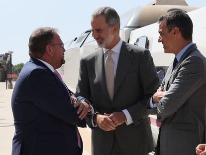 De izquierda a derecha, el alcalde de Mérida, Antonio Rodríguez, el rey Felipe VI y el presidente Pedro Sánchez, durante la inauguración del trayecto, este lunes en Cáceres.