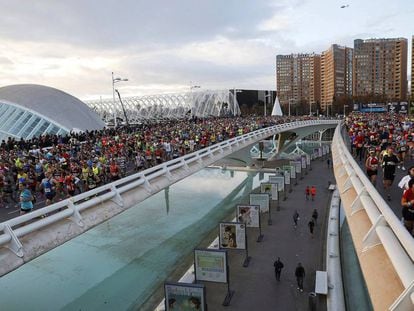 Salida de los corredores inscritos en la maratón de Valencia.