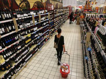 Una mujer hace la compra en un supermercado