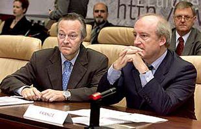 El ministro de Asuntos Exteriores, Josep Piqué, junto su homólogo francés, Hubert Vedrine, en Luxemburgo.