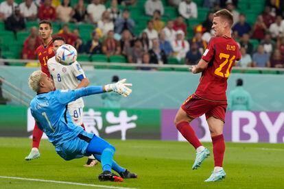Dani Olmo bate a Keylor Navas en el primer gol del partido en la goleada de España a Costa Rica. 