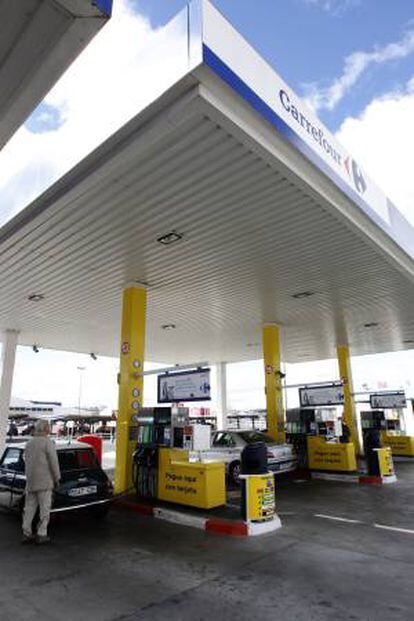 Un hombre reposta combustible en uno de los surtidores de la gasolinera del hipermercado Carrefour Planet Alcobendas. EFE/Archivo